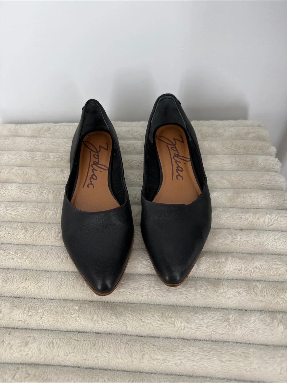 Zodiac women's "Hill" pointed toe flats in black leather size 7.5 - Picture 2 of 8